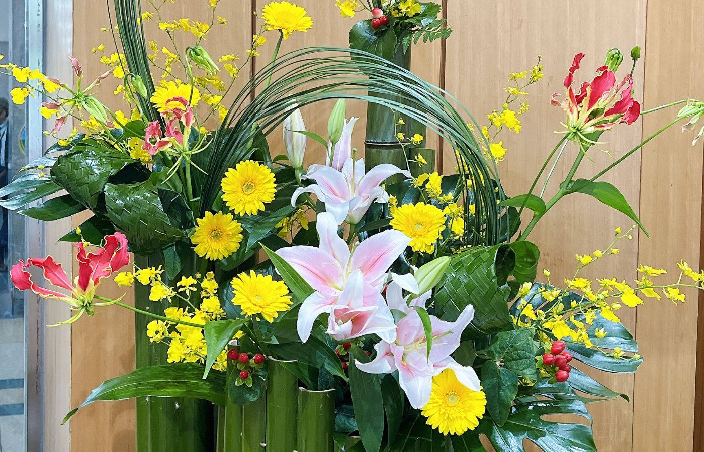 【6月29日の週】農林水産省　正面玄関フラワーアレンジメント